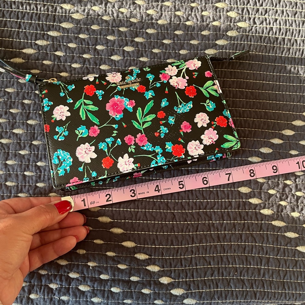 Kate spade wristlet. Like new.